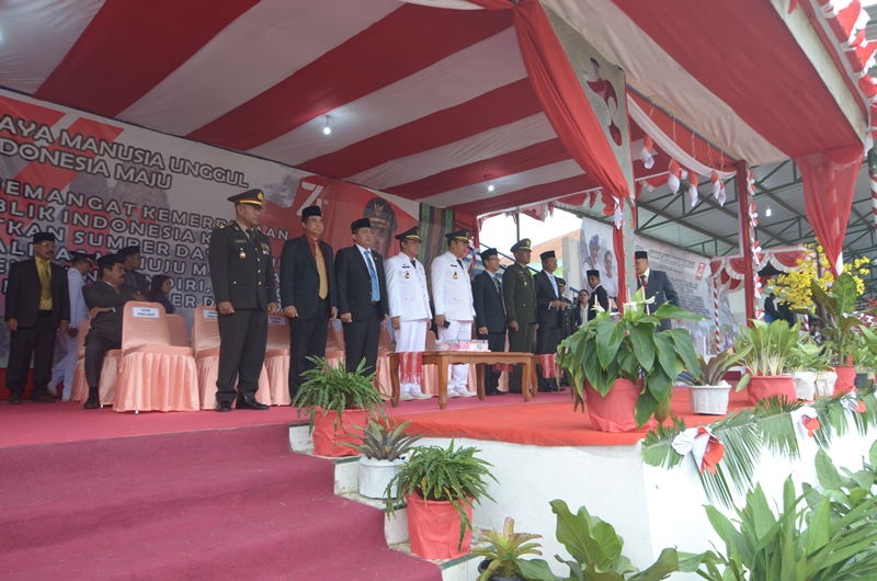 Ketua Pengadilan Agama Waikabubak Menghadiri Upacara Penurunan Bendera.